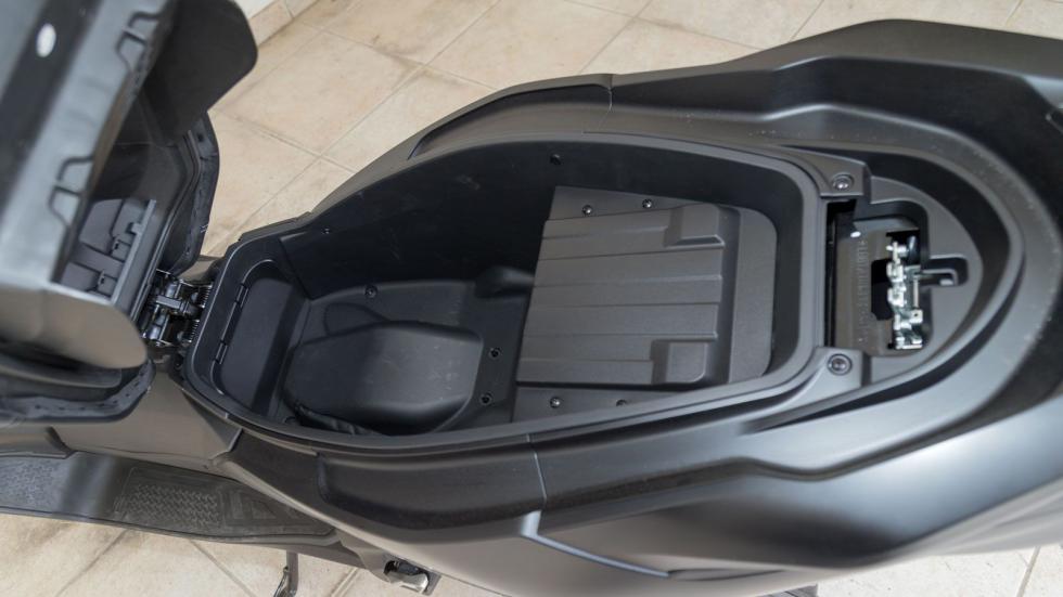 O αποθηκευτικός χώρος των 21 λίτρων φιλοξενεί κράνος τύπου jet και μικροαντικείμενα.

